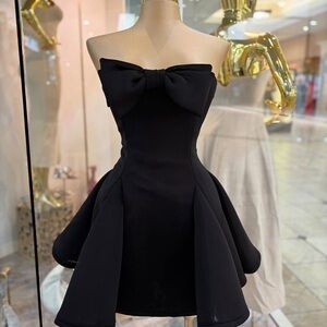 Elegant Black Strapless Dress with Bow